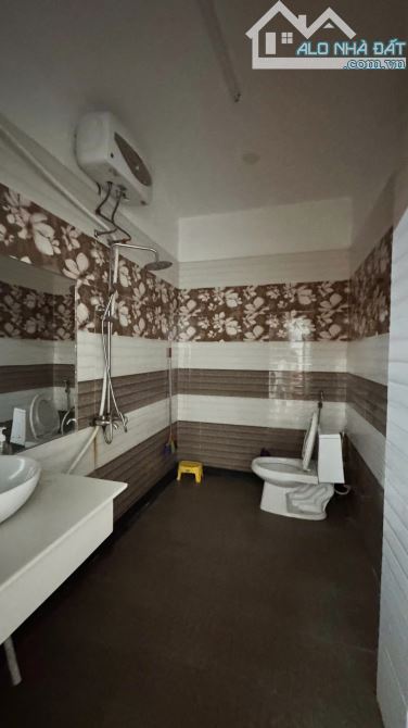 Bán nhà 4 tầng MT đường Nguyễn Xí (gần đoạn Phùng Hưng) , DT 100m2 giá 7ty2 thương lượng - 6