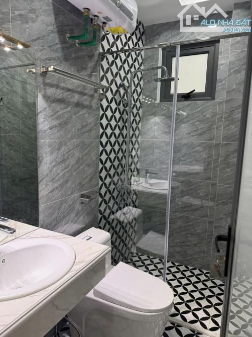 Nhỉnh 11 tỷ có ngay nhà Cầu Giấy lô góc, thang máy, ô tô, DT 37m, 7 tầng, MT4m - 6