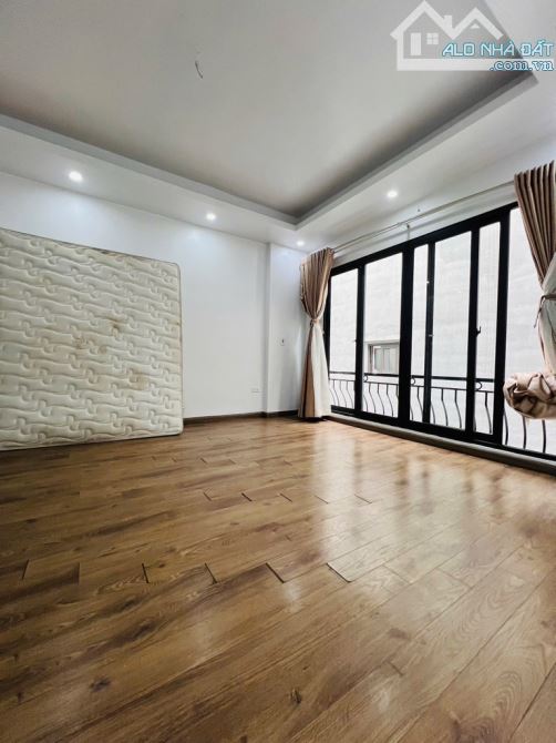Bán nhà Lạc Long Quân 40m2, 5 tầng 6 tỷ - 7