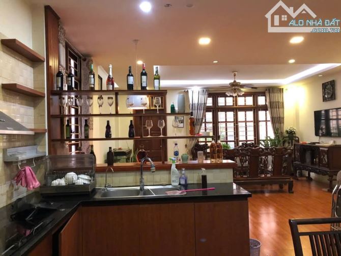 Lô góc, mặt ngõ Nguyễn Trãi, 25m ra phố, oto tránh, kdoanh siêu tốt, sổ 61m2. Giá 23.2 tỷ - 7