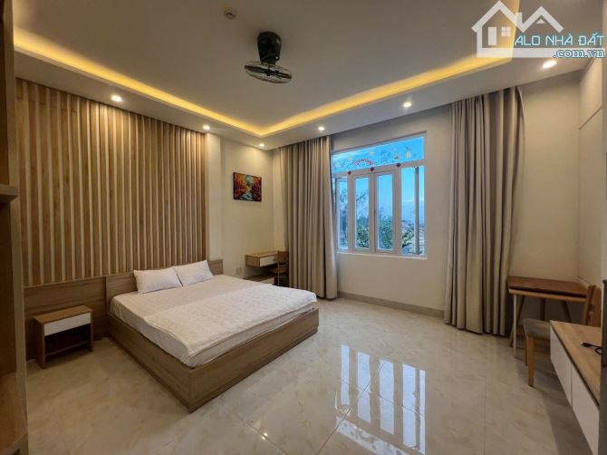 Bán tòa căn hộ 5 tầng, 9 phòng, dòng tiền 45 triệu/tháng, đường 15m Trường Sa. DT 100m2 - 7