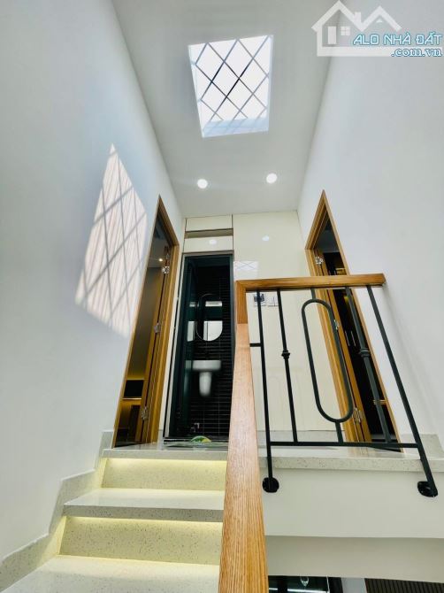 Mua ngay căn nhà 2 tầng ngay nhà Nguyễn Thiện Thuật, Quận 3. Giá: 4 Tỷ 220 / 52.9m2. SHR - 7