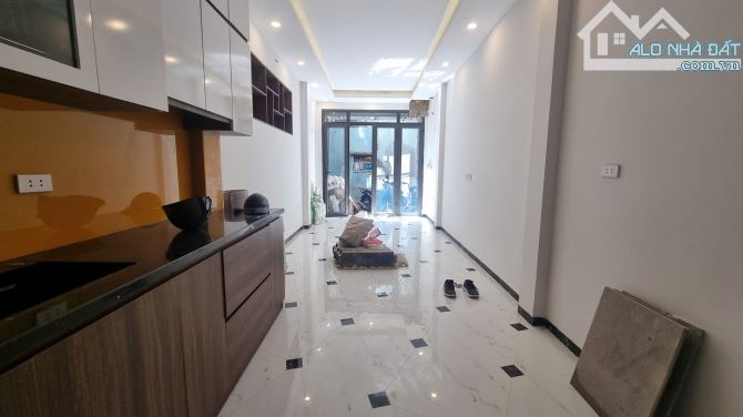 Thịnh Hào Đống Đa. 6 Tầng THANG MÁY, DT 40m2, Mặt Tiền 3.5m. Giá Siêu Hiếm 8.2 Tỷ - 7
