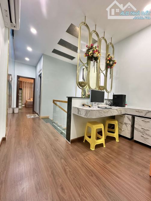 NHÀ CHỦ XÂY RẤT ĐẸP - KHU D2 - 67M2 - SỔ NỞ HẬU HƠN 4M - 2 TẦNG - 4PN - HẺM XE HƠI - - 8