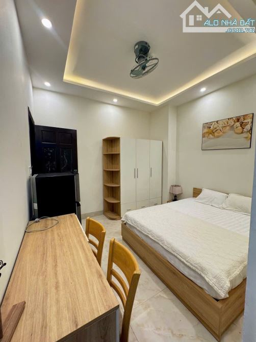 Bán tòa căn hộ 5 tầng, 9 phòng, dòng tiền 45 triệu/tháng, đường 15m Trường Sa. DT 100m2 - 8