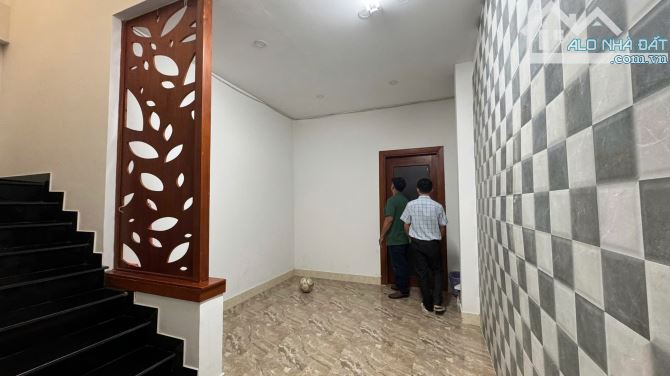 Bán nhà 4 tầng MT đường Nguyễn Xí (gần đoạn Phùng Hưng) , DT 100m2 giá 7ty2 thương lượng - 8
