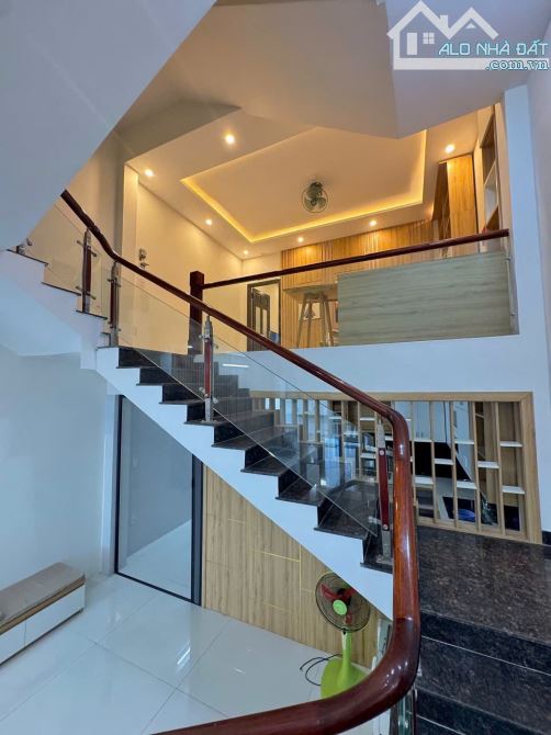 Bán tòa căn hộ 5 tầng, 9 phòng, dòng tiền 45 triệu/tháng, đường 15m Trường Sa. DT 100m2 - 9