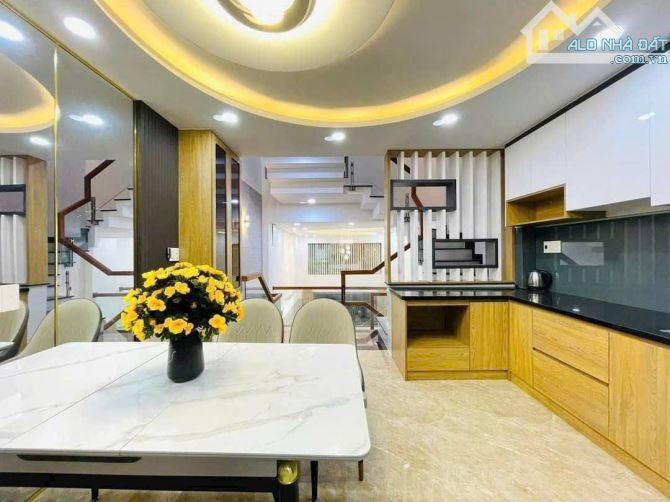 4 tỷ còn 3 tỷ 750. Bán nhà 60m² gần hồ bơi Vân Đồn. Xây 1 trệt lửng 3 lầu, hẻm 6m. Sổ sẵn - 9