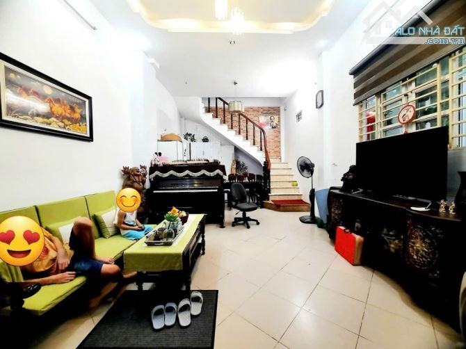 - Bán nhà đường Trần Cung, sát phố, nội thất xịn sò, 37m2, 7.35 tỷ.