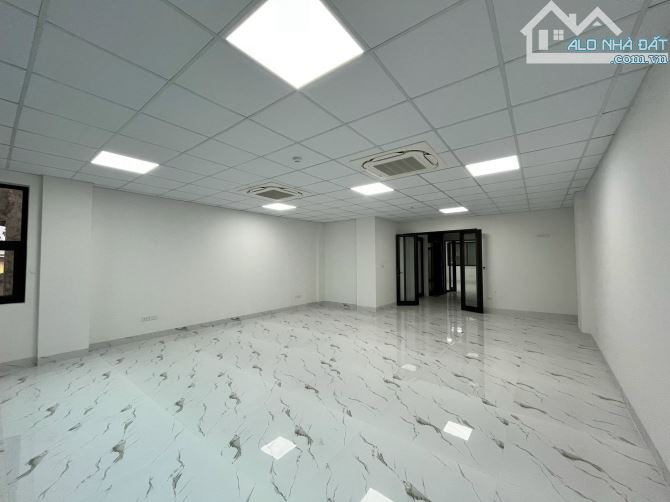 Cho thuê văn phòng gần ngã tư Nguyễn Xiển - Nguyễn Trãi, mới hoàn thiện, có chỗ để ô tô