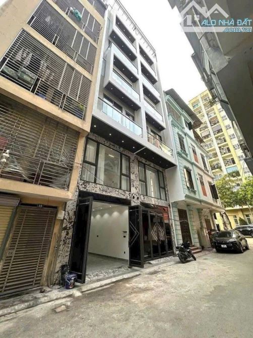 Cực hiếm nhà Cầu Giấy Lô góc 3 thoáng DT 45m giá 9 tỷ