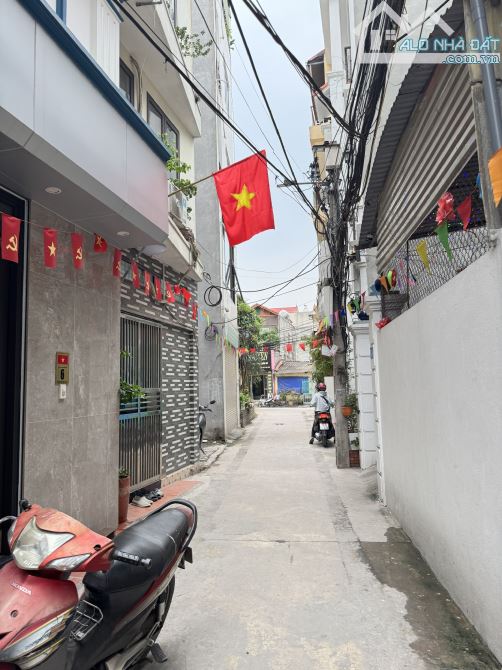 BÁN NHÀ THẠCH BÀN - NHÀ ĐẸP 4 TẦNG - Ô TÔ 7 CHỖ ĐỖ CỬA - NGÕ THÔNG - GIÁ CHỈ HƠN 6 TỶ