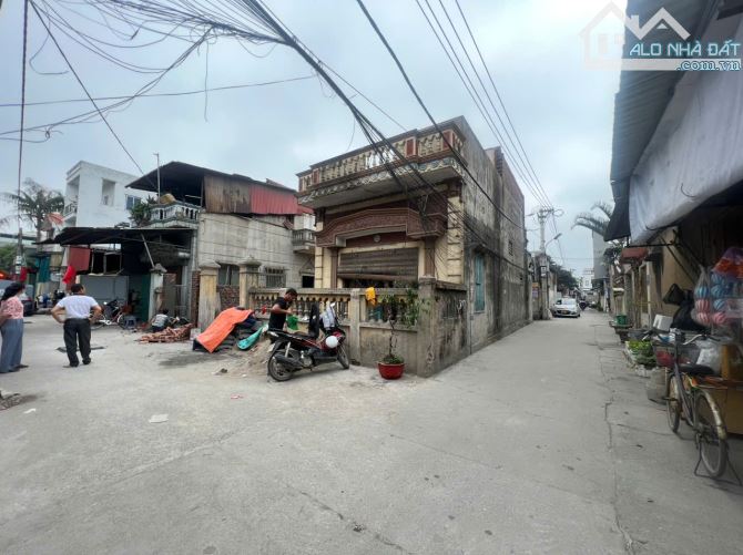 Diện tích: 60 m2. mặt tiền 5 m đường trước đất 3 m ngõ thông các ngả 
- Giá: 1,45 tỷ