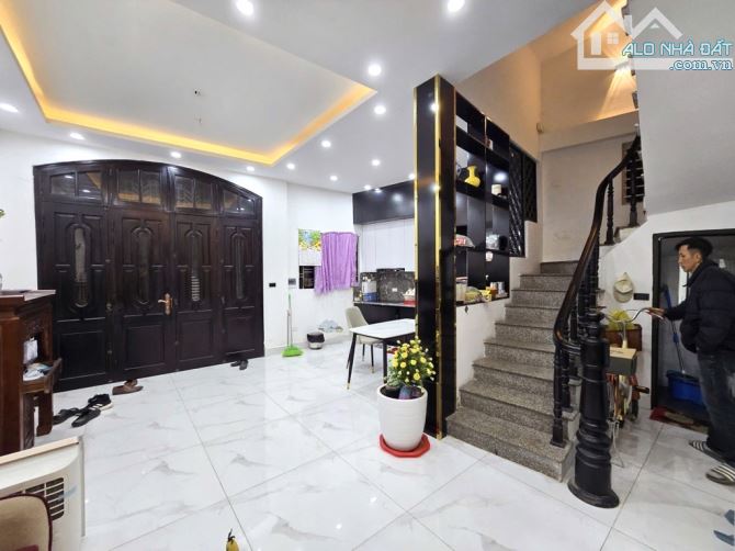 Bán nhà Xuân Thuỷ, dt40m, Ngõ nông, gần ô tô, gần phố, 9 tỷ.