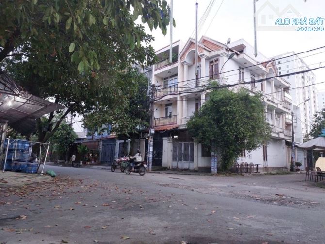 Bank định giá 9 tỷ bán hơn 8 tỷ. 7.5 x19 141m2. Hơn 50tr/m2 HXH Thông.