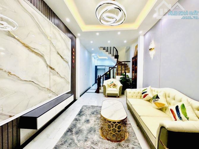 Bán nhà. Chủ cần bán gấp. Nhà 40m. Ở trung tâm hoàng mai. Gần công viên hồ đền lừ