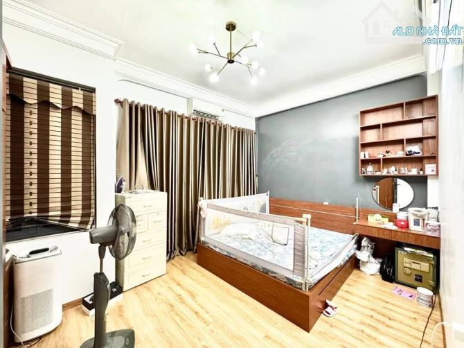 Mặt phố Nguyễn Công Trứ 32 m² 5 tầng 14 tỷ