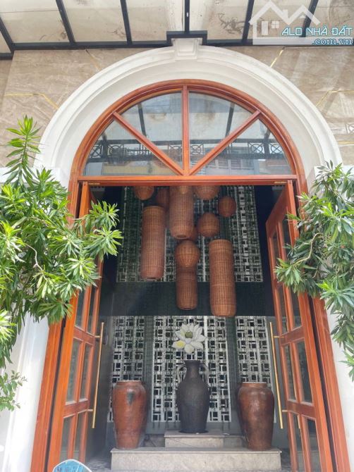 Nhà bán đường Sư Vạn Hạnh, DTSD 212m, 4 tầng, giá 76 tỷ