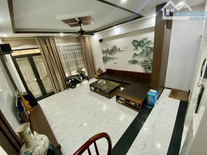 SIÊU PHẨM 5 TẦNG THANG MÁY MỚI KOONG - CÁCH Ô TÔ 20M - TRƯỚC NHÀ LÀ CÔNG VIÊN CÂY XANH ĐÔ