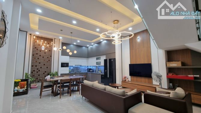 Bán nhà mặt tiền đường 13m P.Hiệp Tân Q.Tân Phú, DT: 5.5x20m nhà 2 lầu giá 16.5 tỷ TL