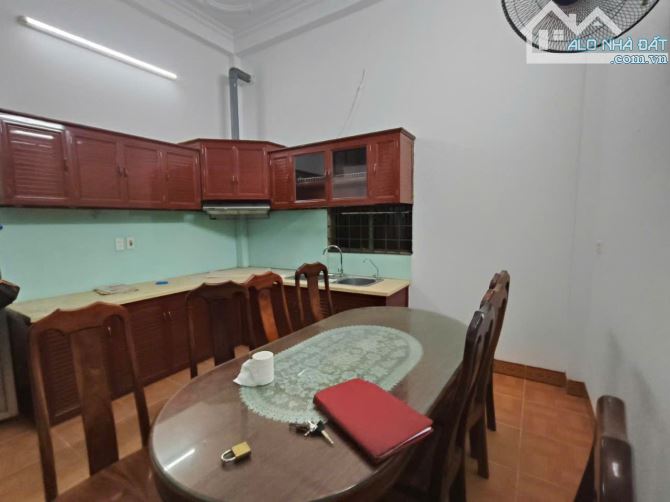 CHỈ HƠN 8 TỶ SỞ HỮU NGAY Ô TÔ VÀO NHÀ, DÂN XÂY, 5M BÃI GỬI Ô TÔ TẠI PHỐ VĨNH HƯNG