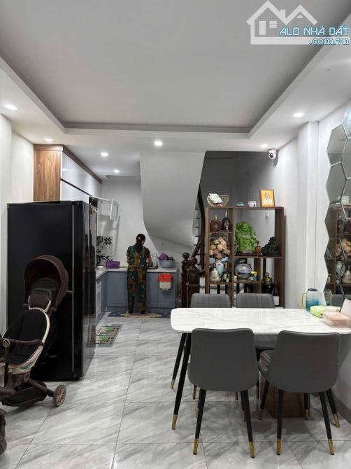 Bán nhà đẹp Bồ Đề, Long Biên, 6 tầng, ô tô đỗ cửa, cách phố 50m, 31m2, 6 tầng, 7.5 tỷ có T