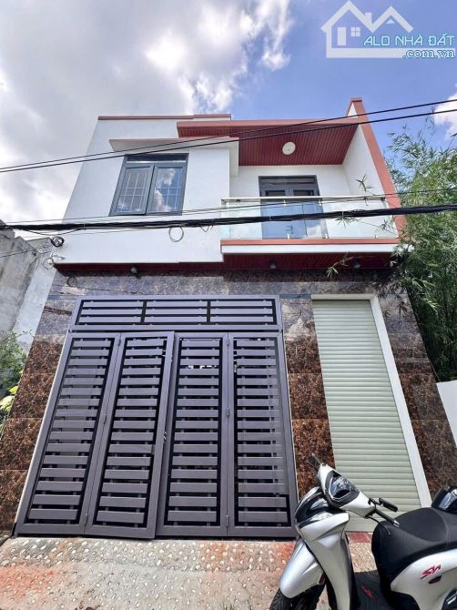Bán nhà 1 trệt 1 lầu mới tinh, đường oto thông, gần cầu suối mau chỉ 2tỷ750