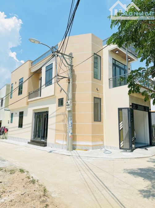 Nhà đẹp góc 2 mặt tiền đường khu tái định cư đất lành