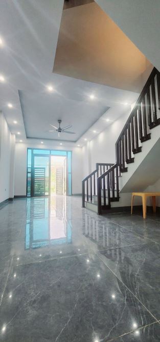 BÁN NHÀ 3 TẦNG GẦN VIMHOMES STAR CITY. VIEW SÔNG MÁT MẺ. Ô TÔ VÀO NHÀ. GẦN ĐL HÙNG VƯƠNG