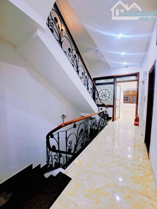 Chính chủ cần chuyển nhượng căn nhà 7 tầng cách 1 nhà ra hồ tây DT 55m2