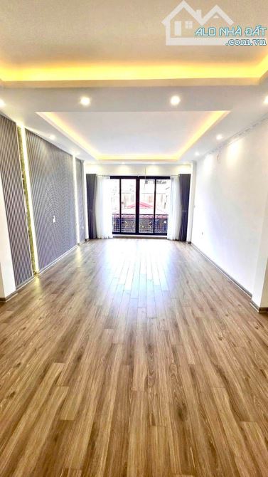 - Bán nhà đường Trần Cung, sát phố, nội thất xịn sò, 63m2, 14 tỷ.