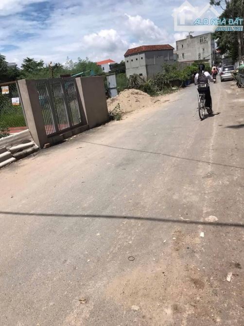 MUA BÁN ĐẤT CHÍNH CHỦ , OTO ĐỖ CỬA , 20ra OTO TRÁNH , SÁT TRƯỜNG HỌC UBND ĐỨC THƯỢNG