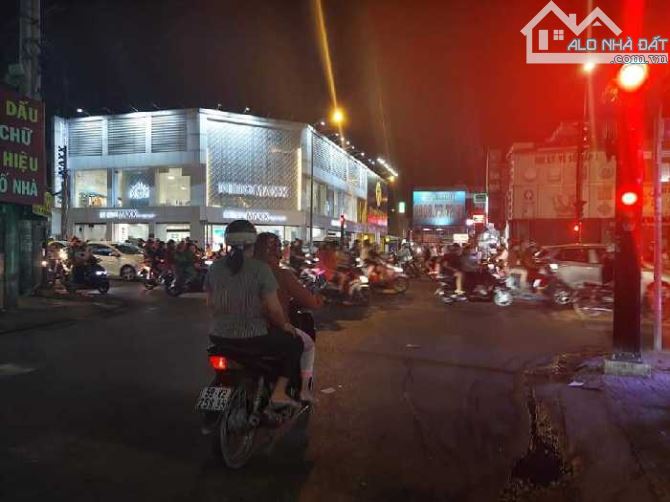 🏡KHÁCH SẠN 6 TẦNG➖25 PHÒNG CHO THUÊ➖THANG MÁY SẴN➖HẺM XE TẢI 8m➖THU NHẬP 2.4Tỷ➖ GầnVINCOM