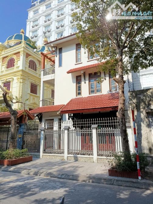 Bán nhà -Doãn Khuê,Siêu đẹp,ô tô đỗ cửa,có dòng tiền,nhà có lộc,DT: 125m,Giá:12.5 tỉ