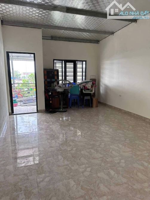 Bán nhà 2 tầng ngõ ô tô tránh nhau đường Dương Đình Nghệ
