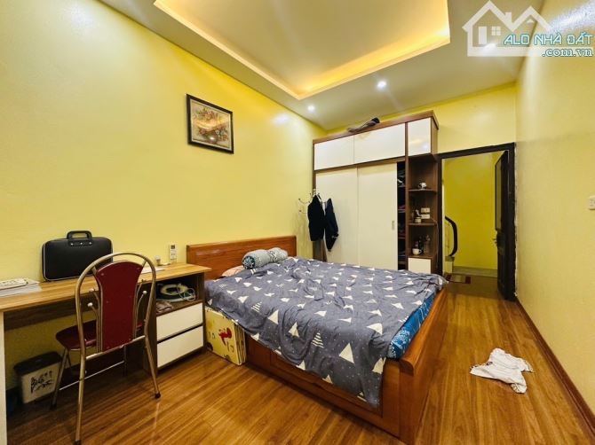 Bán nhà trong ngõ Cẩm Văn 30m, 5 tầng
