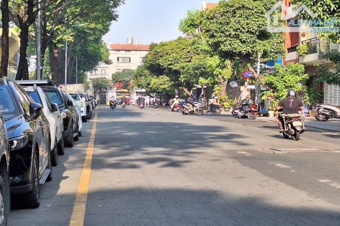 Bán nhà mặt tiền đường Hoa, Phú Nhuận, 4 tầng,  lý tưởng làm trụ sở văn phòng công ty!
