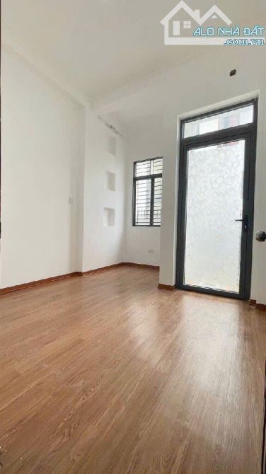 NHÀ 3 TẦNG HẺM XE HƠI 4PN ĐƯỜNG CHUYÊN DÙNG 9 P PHÚ MỸ QUẬN 7