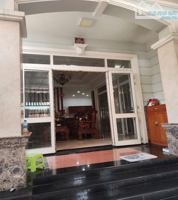 Bán nhà MT ngộp, xe hơi đỗ cửa ĐS 38, Hiệp Bình Chánh, Thủ Đức, 151m2, 3 tầng