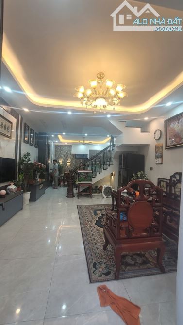 BÁN NHÀ HOÀNG HOA THÁM DT55M2NHÀ LÔ GÓC 3 MẶT 20M RA MẶT PHỐ DÂN XÂY 5 TẦNG ĐẸP. CHỈ 11.9