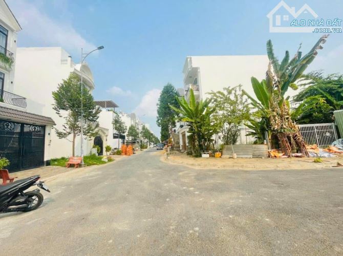 Bán nền góc 2 MT đường số 1 KDC Nam Long . Giá chỉ 5,5 tỷ