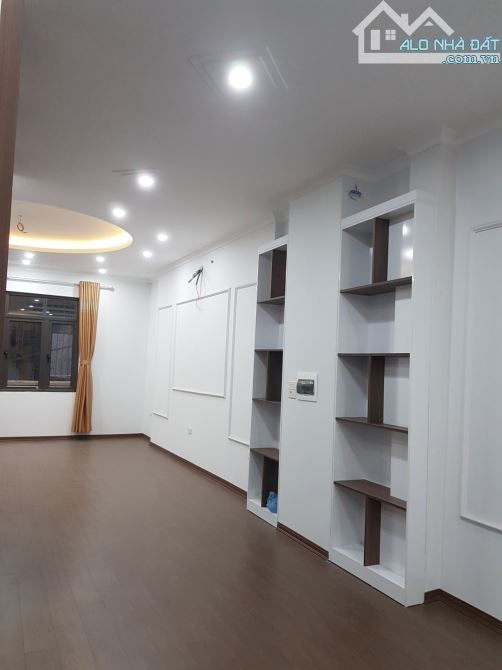 Cần bán nhà riêng Phố Quan Nhân 55m 6Tg MT 4,5m chỉ 11,8 tỷ full NT ôtô 4 chỗ vào nhà.