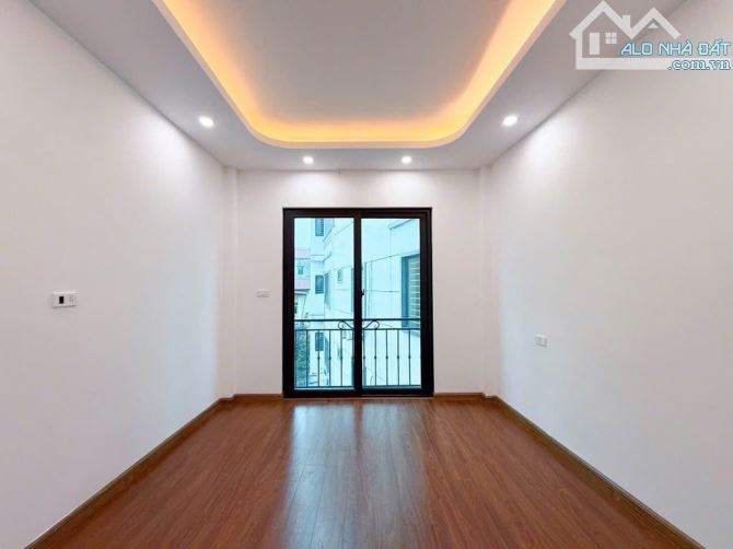 - Bán nhà đường Trần Cung, sát phố, nội thất xịn sò, 48m2, 10.5 tỷ.