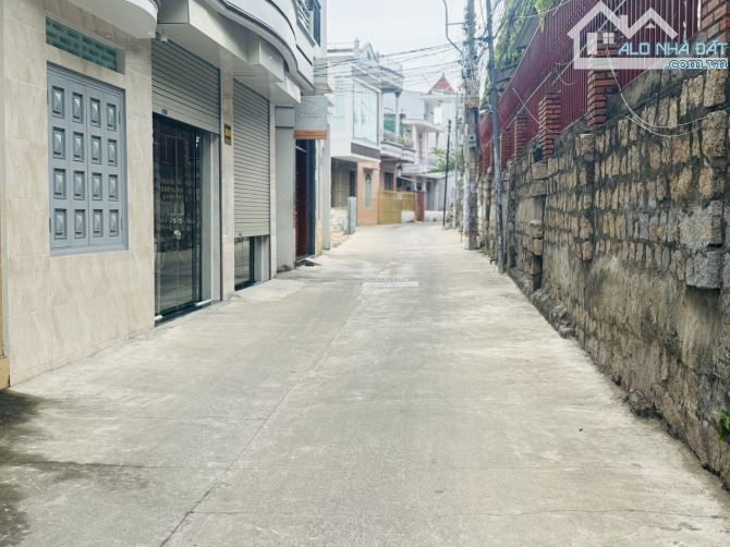 BÁN NHÀ 2 TẦNGH HẺM 5M CÁCH 2/4 CHỈ 150M.DT 67,9M GIÁ 2TY8 CÓ 3PN 2WC.CÁCH BIỂN 800M