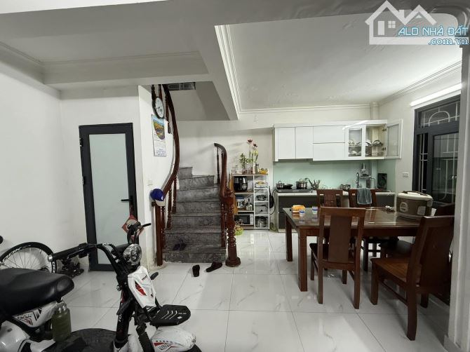 Bán nhà Phan đình giót la khê hà đông ô tô tránh đỗ cổng nhà DT30m2 giá nhỉnh 6 tỷ