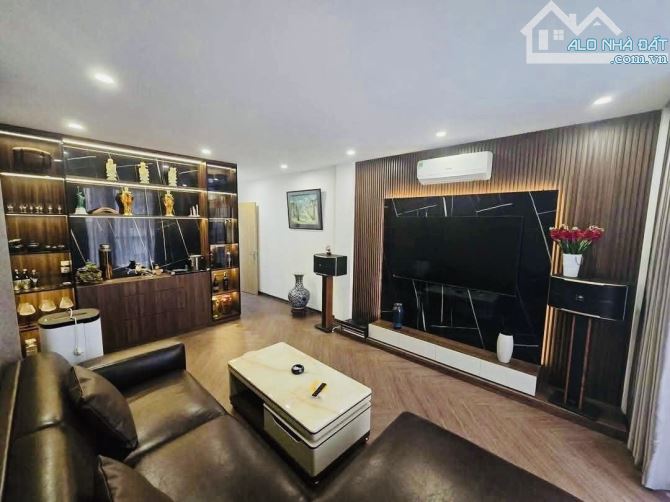 LÁNG HẠ - ĐỐNG ĐA - S 47M - 7 TẦNG - GARA Ô TÔ - GẦN PHỐ - HƠN 17 TỶ