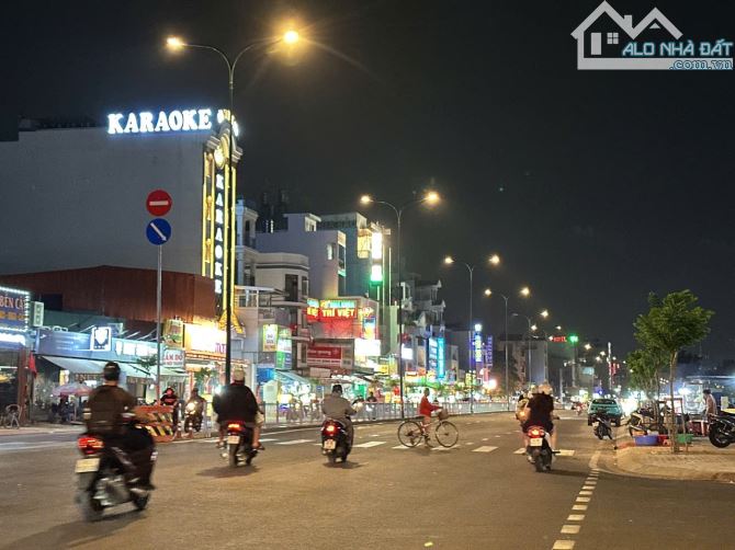 Biệt thự 6 lầu gỗ đỏ dát VÀNG DTSD 600m2 ngang 8m tặng NT Dương Quảng Hàm gần chợ 37.9 tỷ