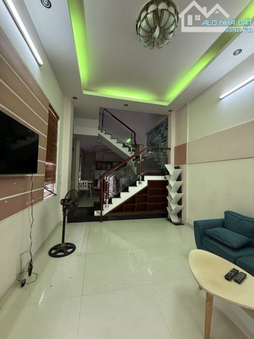 Lô góc Phan Thúc Duyện, 3 tầng, thông Mai Thúc Lân, gần biển chỉ 8ty5