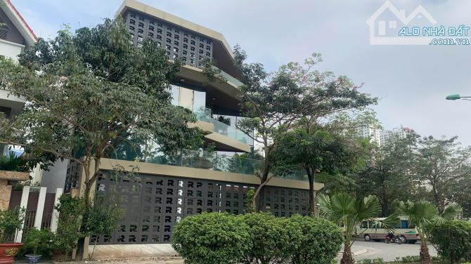 Bán biệt thự sân vườn trung tâm Cầu Giấy 195m2, vỉa hè ô tô tránh,gần công viên 85 tỷ