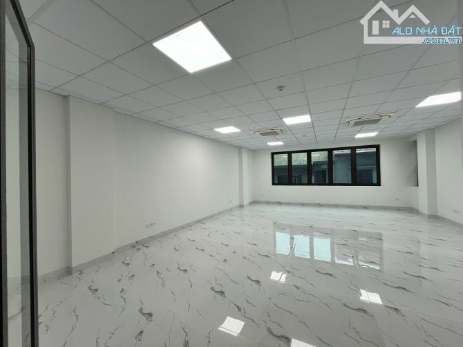 Cho thuê văn phòng gần ngã tư Nguyễn Xiển - Nguyễn Trãi, mới hoàn thiện, có chỗ để ô tô - 1
